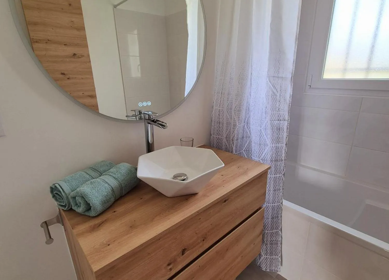 ארל Maison Virginie 0*,  צרפת
